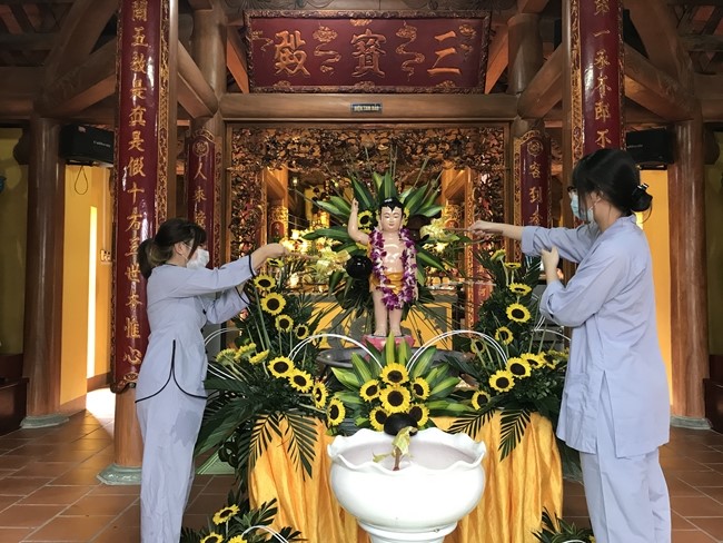Leaders of agencies congratulate on Buddha's birthday to Tieu Dao pagoda